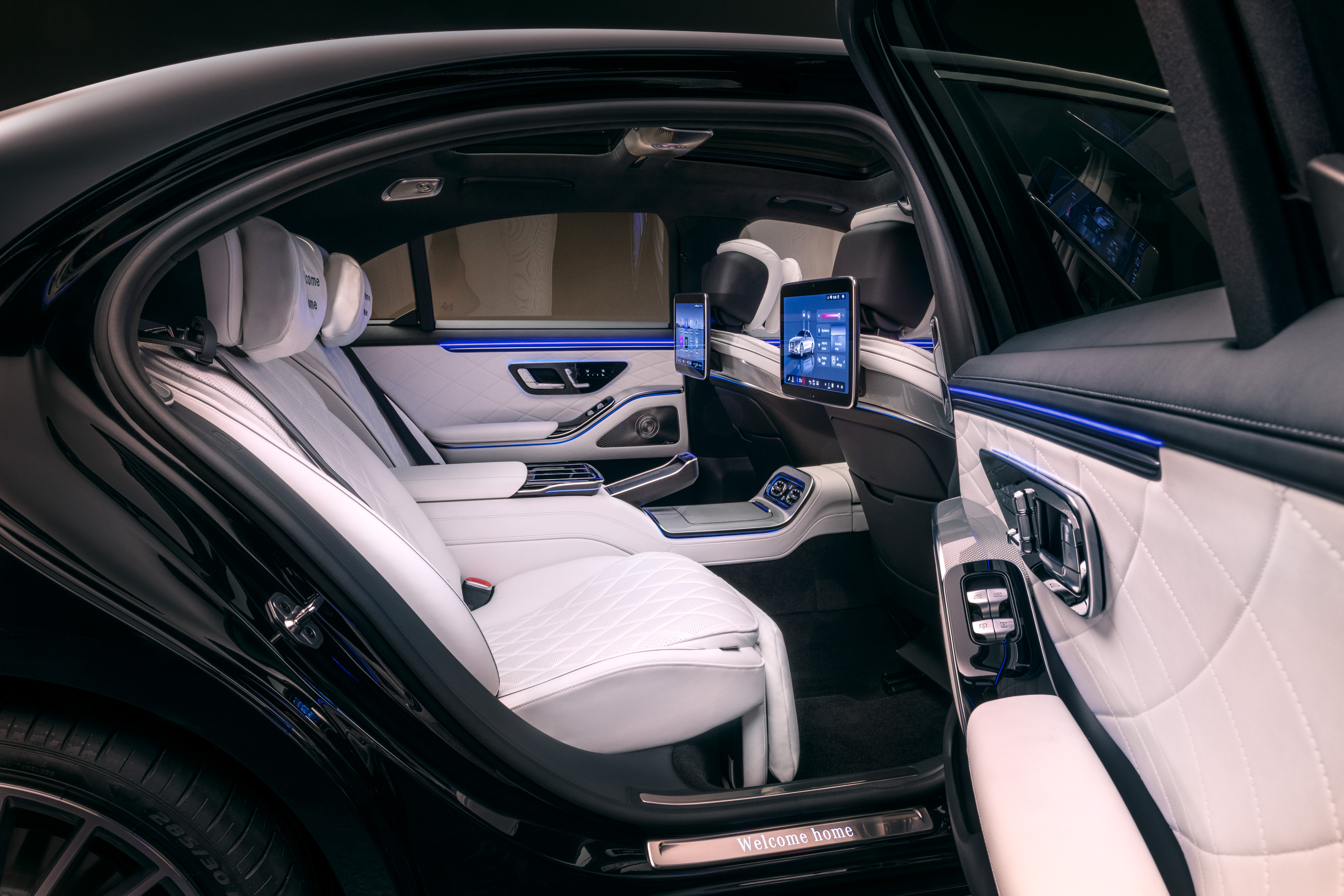 Mercedes-Benz S-Class představuje absolutní špičku luxusu, technologií a komfortu. Objevte inovativní interiér, nejmodernější asistenty, digitální technologie a prémiový zážitek z jízdy. Luxusní limuzína nové generace k objednání na AUTOiBUY.com